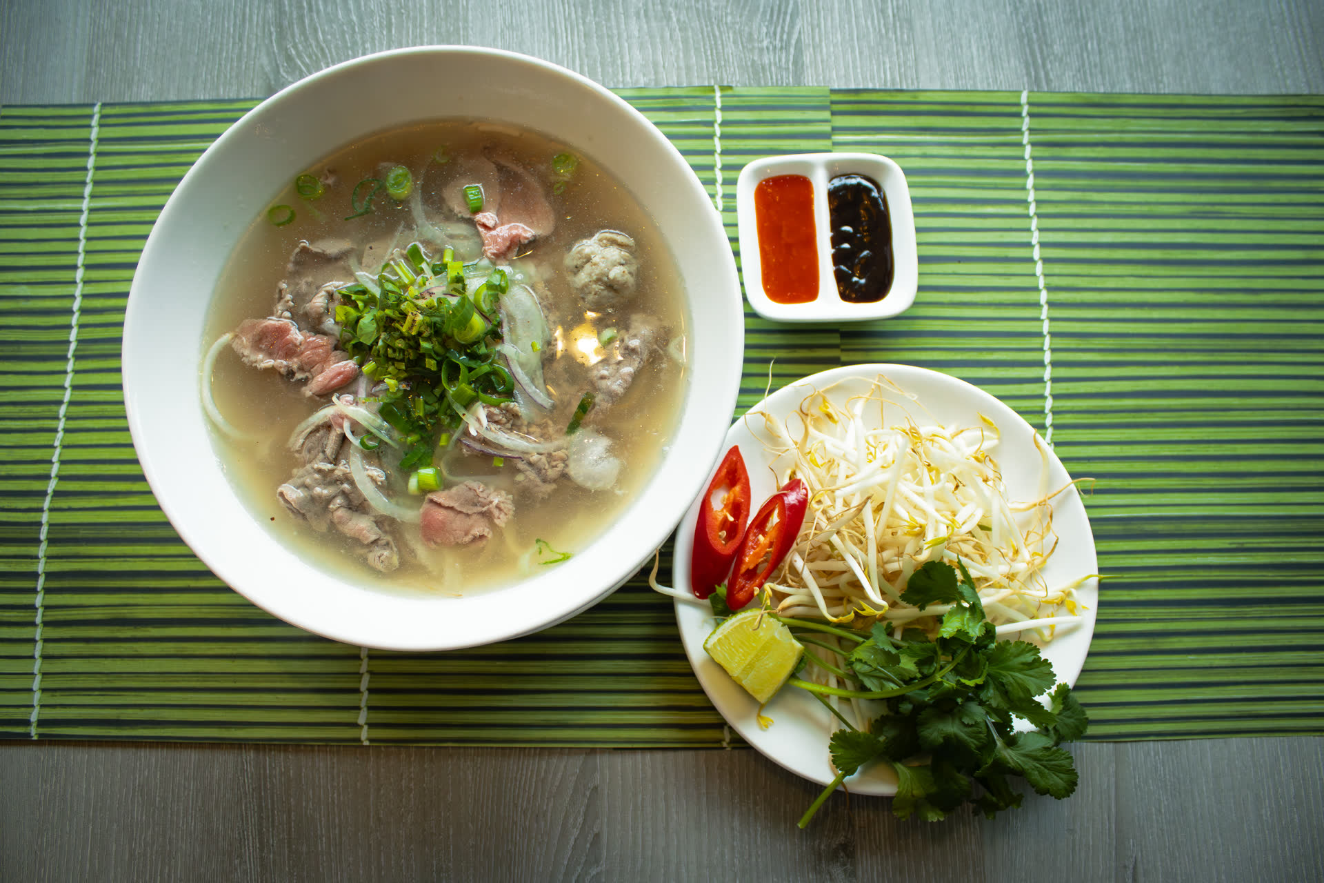 Pho met taugé, kruiden en chili bij Quang Minh in Utrecht